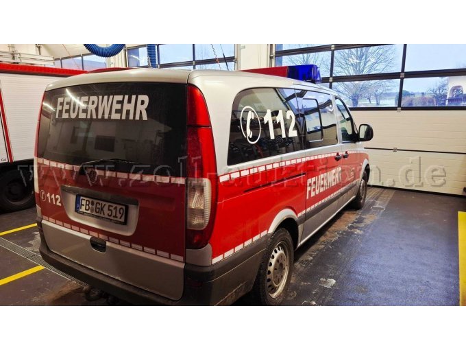 Teilhecksicht sowie rechte Fahrzeugseite