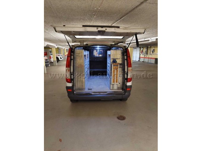 Heckansicht mit geöffneter Heckklappe