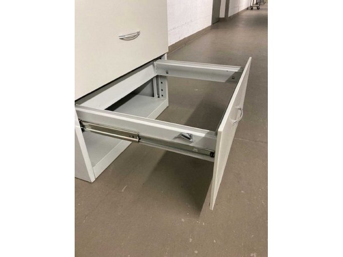 Metallschrank mit offener Schublade