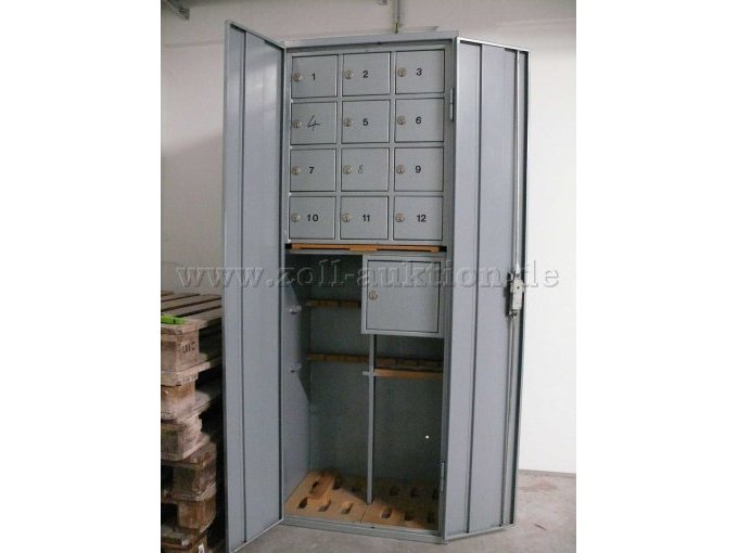 Metallschrank geöffnet Metallschrank geöffnet