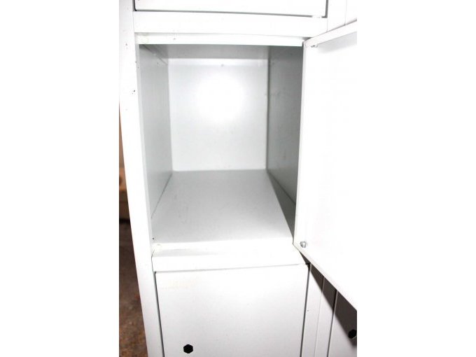 Ansicht Metallschrank - geöffnete Tür