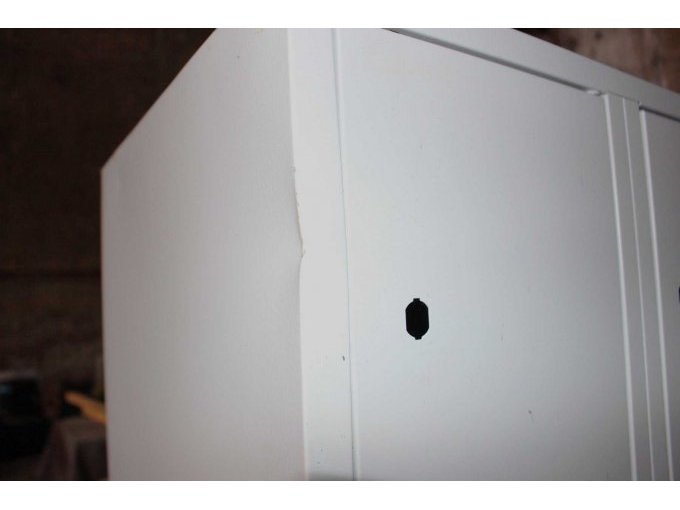 Ansicht Metallschrank Beschädigung