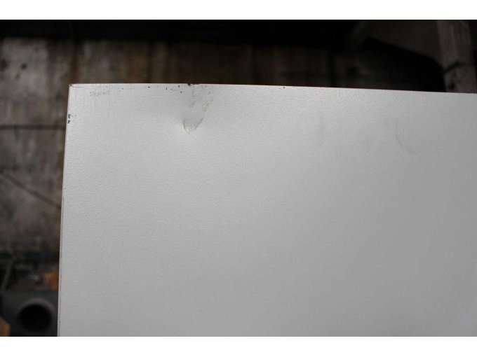 Ansicht Metallschrank Beschädigung an Seite