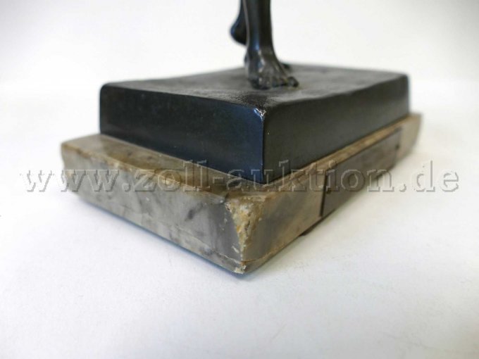 Ansicht Steinsockel mit Fehlstelle