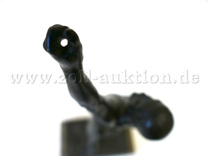 Teilansicht Hand mit Aufnahme für möglicherweise Fahne/Speer