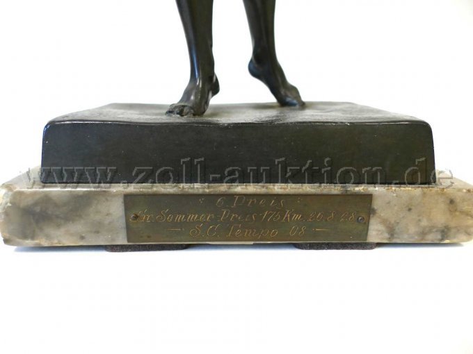 Ansicht Steinsockel mit Plakette