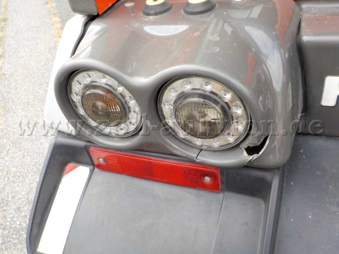 Detailbild gebrochene Kunststoffverkleidung am Scheinwerfer