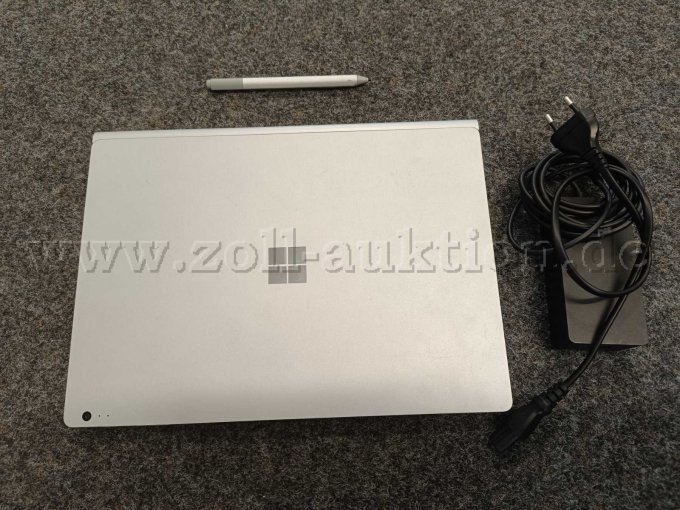 Microsoft Surface mit Pen und Kabel