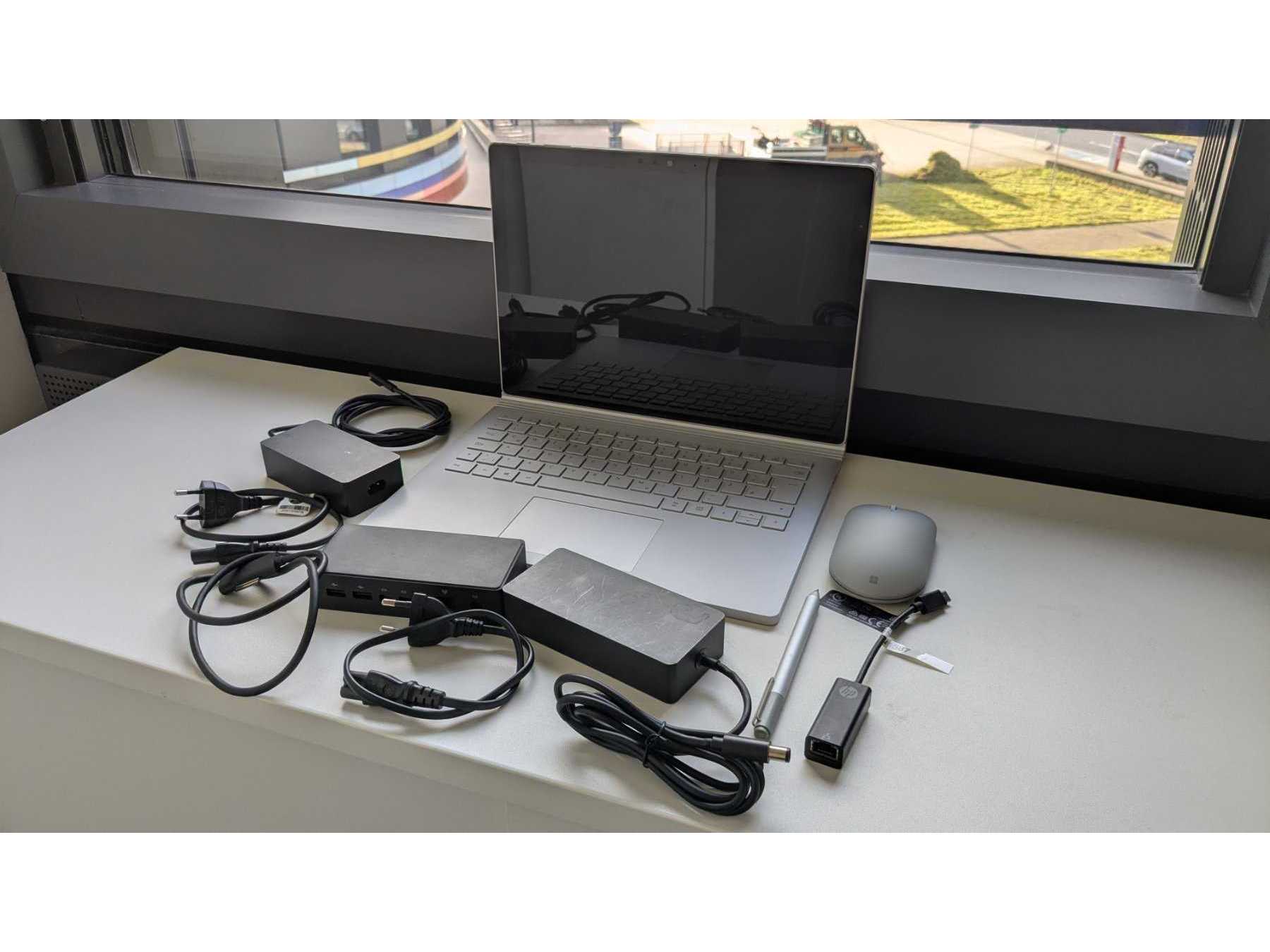 Notebook mit Zubehör