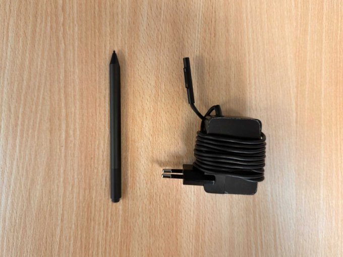 Microsoft Surface Go 2 Ladegerät und Stift