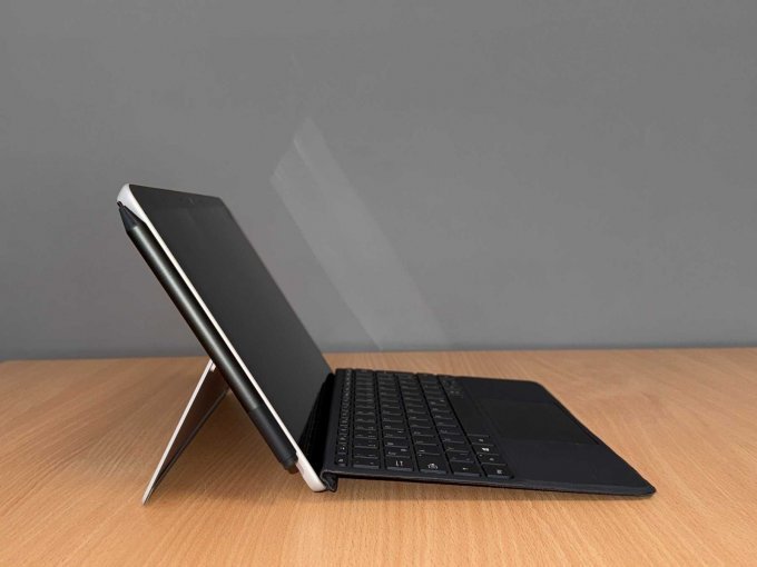 Microsoft Surface Go 2 komplett Seitenansicht Microsoft Surface Go 2 komplett Seitenansicht