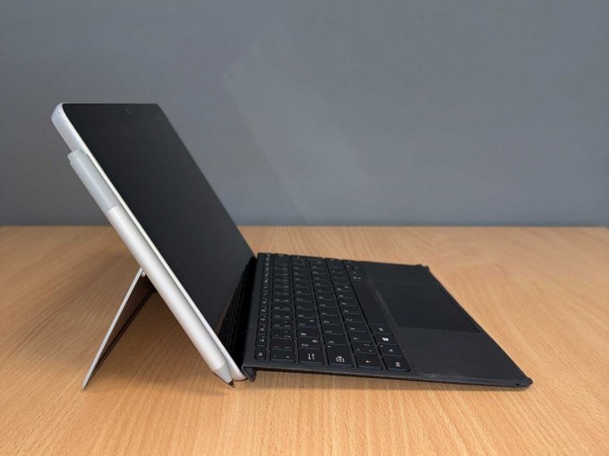 Microsoft Surface Go 2 komplett Seitenansicht Microsoft Surface Go 2 komplett Seitenansicht