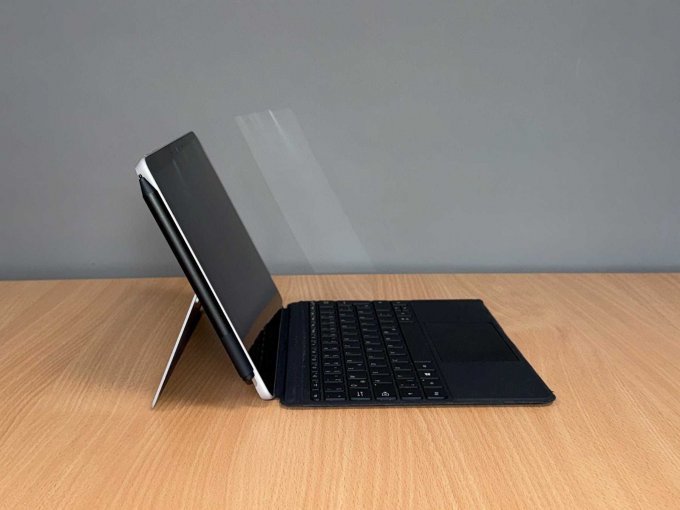 Microsoft Surface Go 2 komplett Seitanansicht Microsoft Surface Go 2 komplett Seitanansicht