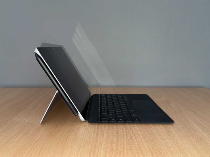 Microsoft Surface Go 2 komplett Seitenansicht Microsoft Surface Go 2 komplett Seitenansicht