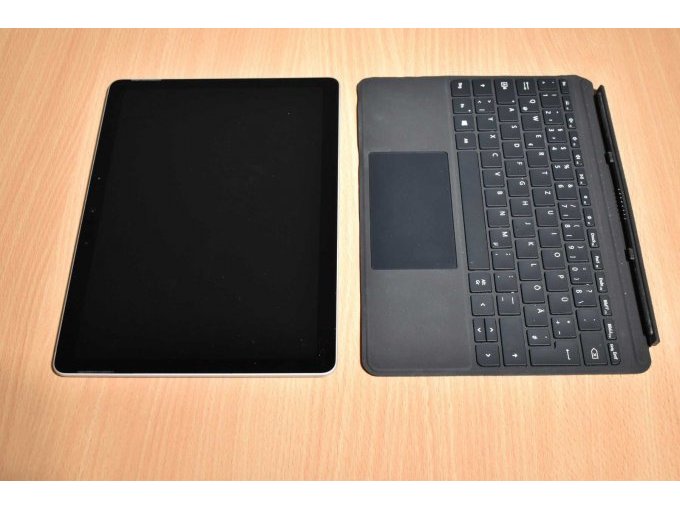 Microsoft Surface Go 2 (1926) 10,5 Zoll (26,7 cm)
Ansicht getrennt von Tastatur