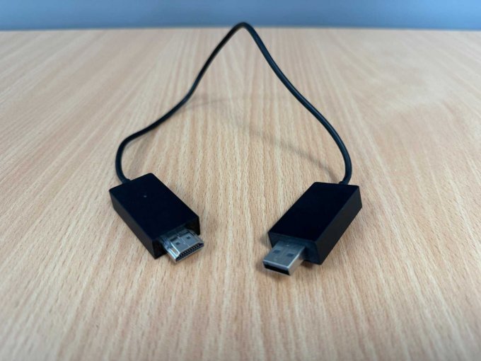 Microsoft Wireless Display Adapter – MIRACAST – Modell 1733 
Ansicht von vorne