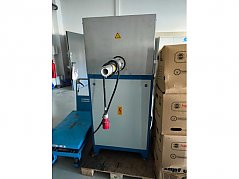 Rückansicht mit Anschlussbereich, herausgeführtem Rohr, Anschlussleitung und rotem CEE-Stecker