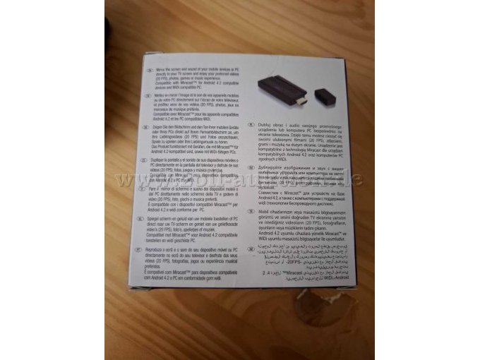 Produktinformationen in unterschiedlichen Sprachen. Auf Deutsch wird beschrieben das man von seinen Mobilen Geräten in 20 FPS auf den Fernseher übertragen kann.