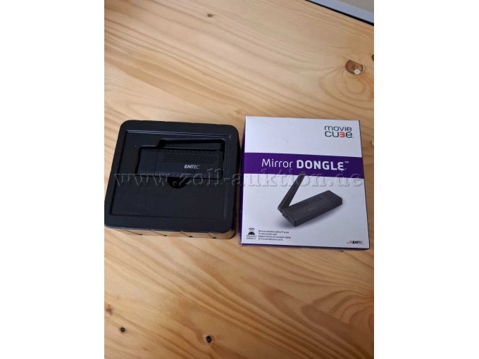 Der Mirror Dongle wird in seiner Verpackung gezeigt.