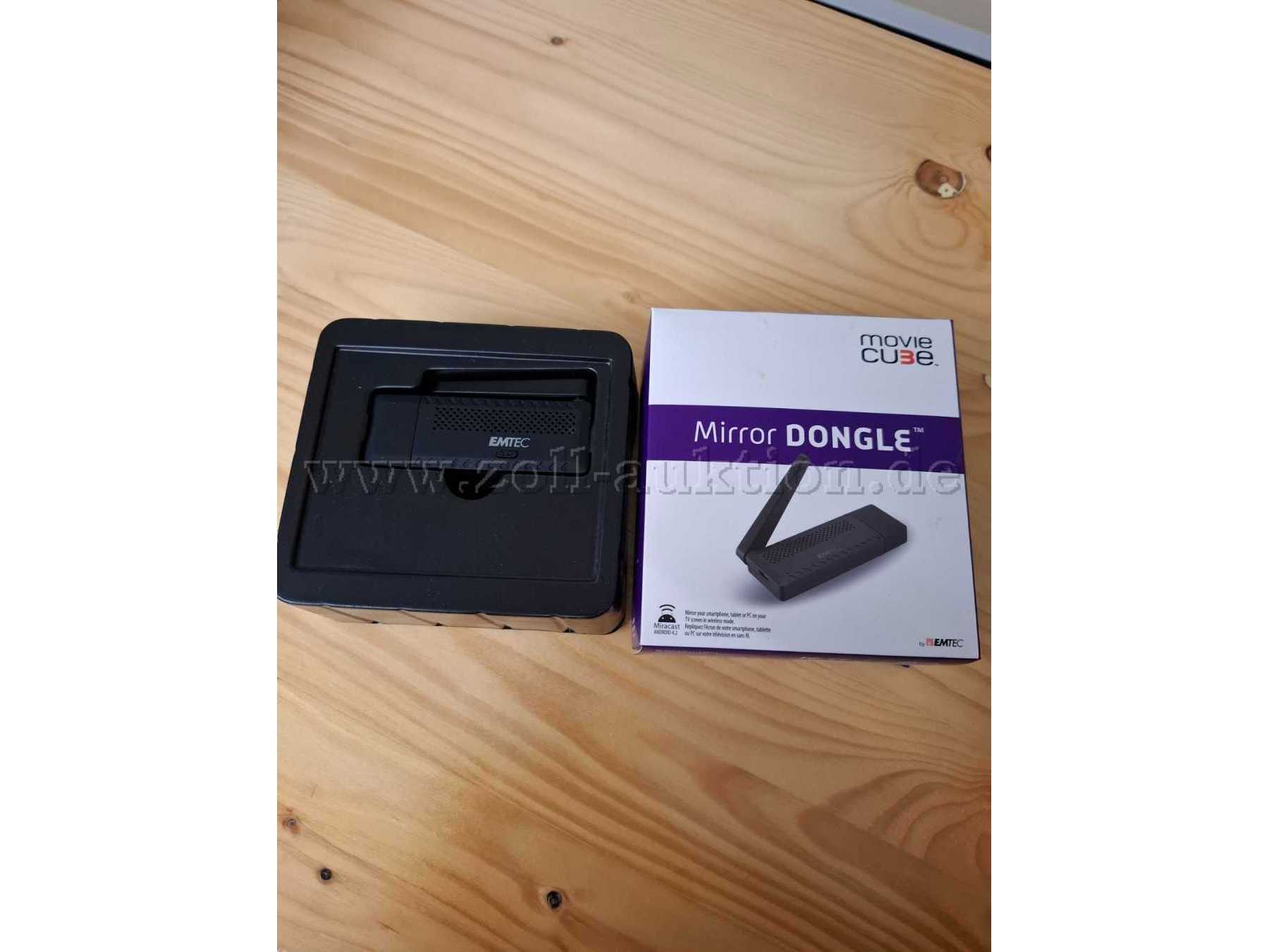 Der Mirror Dongle wird in seiner Verpackung gezeigt.