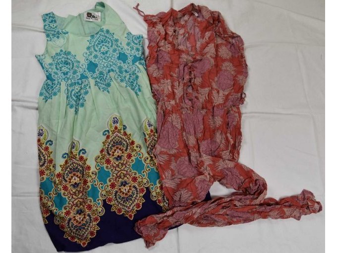 1 grünes gemustertes Kleid „ Peace + Love“ & 1 roter gemusterter Jumpsuit „Blutgeschwister“