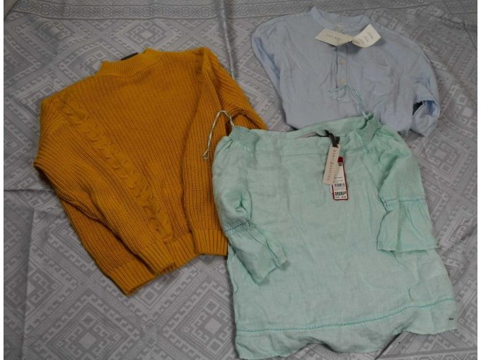 1 sandfarbenen Pullover "C&A", 1 grüne Bluse „s.Oliver“ & 1 blaue Bluse „Pier One“