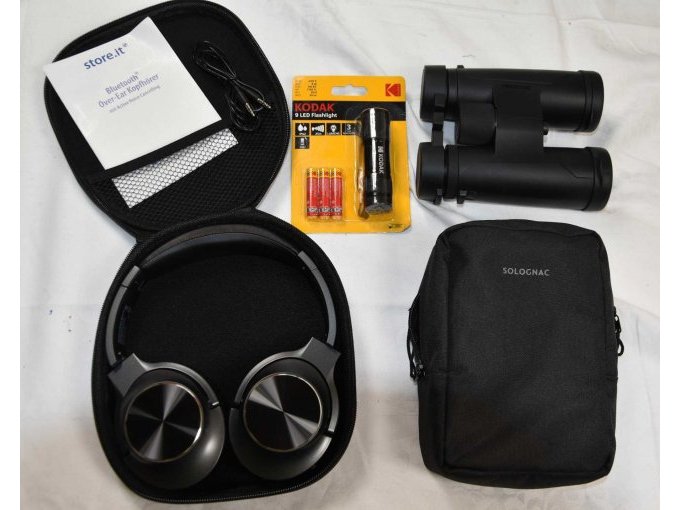 1 Paar Bluetooth Kopfhörer „store.it“, 1 Fernglas Decithlon“ Solognac & 1 Taschenlampe „Kodak“