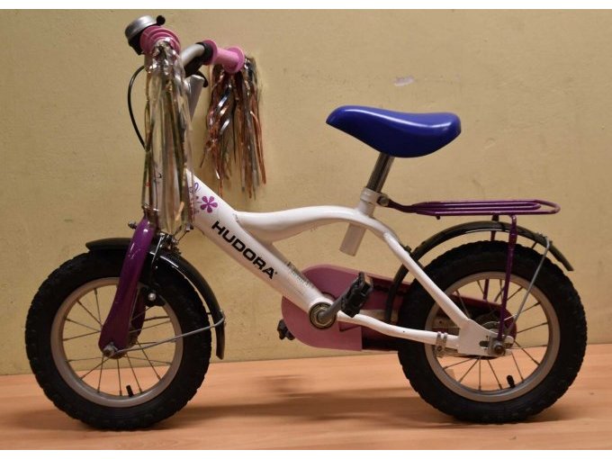 1 lila/weißes 12-Zoll-Kinderfahrrad der Marke „Hudora