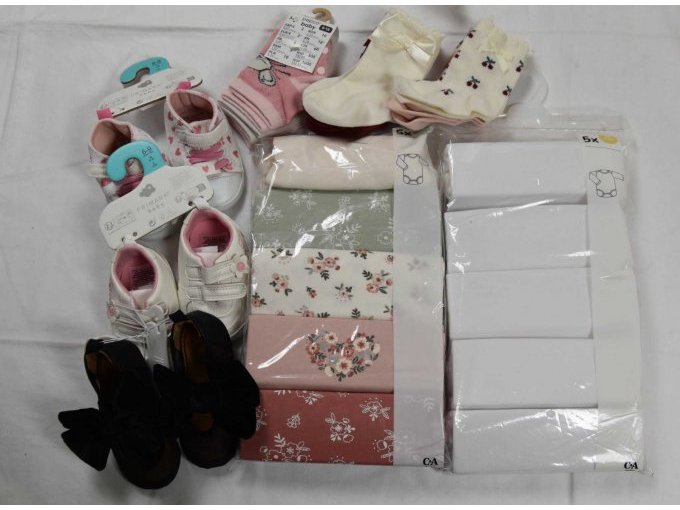 2 Packungen mit jeweils 5 Bodys,
7 Paar Baby-Socken & 3 Paar Schuhe