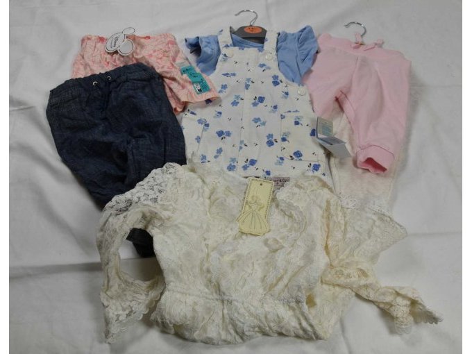 1 Kleid,, 1 Shirt mit Kleid 3 Hosen