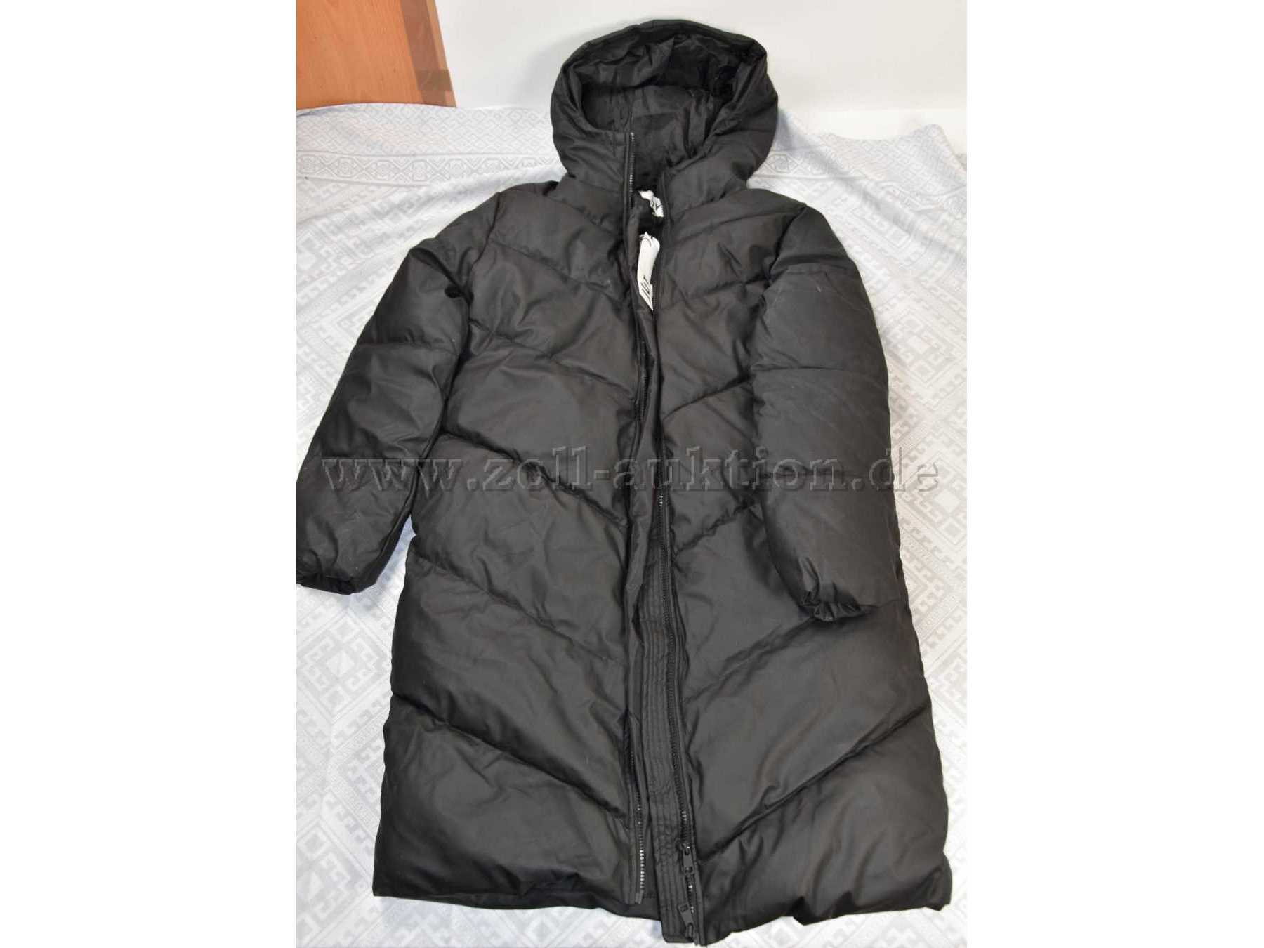 1 schwarzer Mantel „JDY“