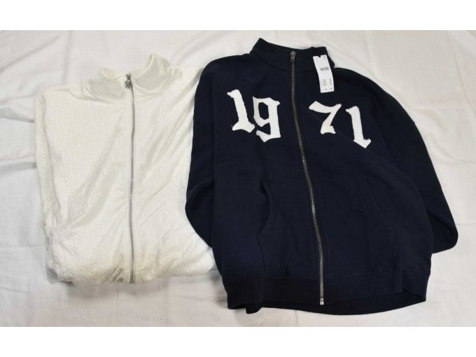 1 blaue und 1 weiße Sweatshirt-Jacke