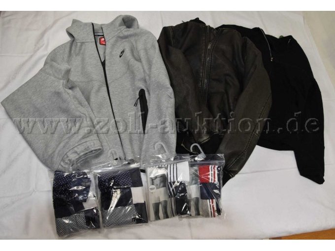 1 Mischposten Bekleidung 7-teilig Gr. S der Marken „Nike“, "C&A" u.w.