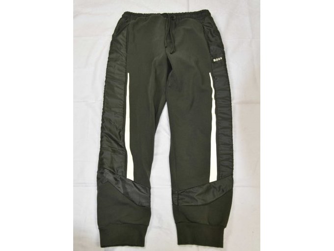 1 grüne Hose „Boss“