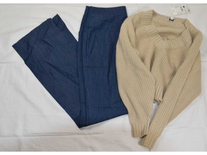 1 beiger Pullover „ "C&A" & 1 blaue Hose „nife“