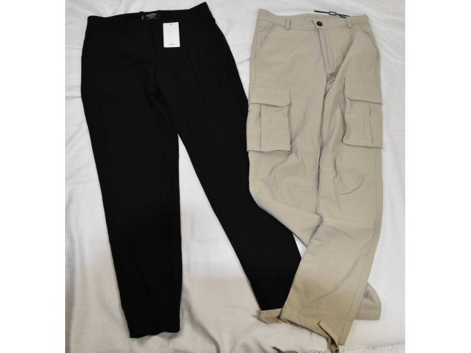 1 schwarze und 1 beige Hose
