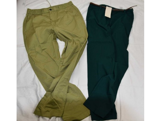 1 olivgrüne und 1 dunkelgrüne Hose