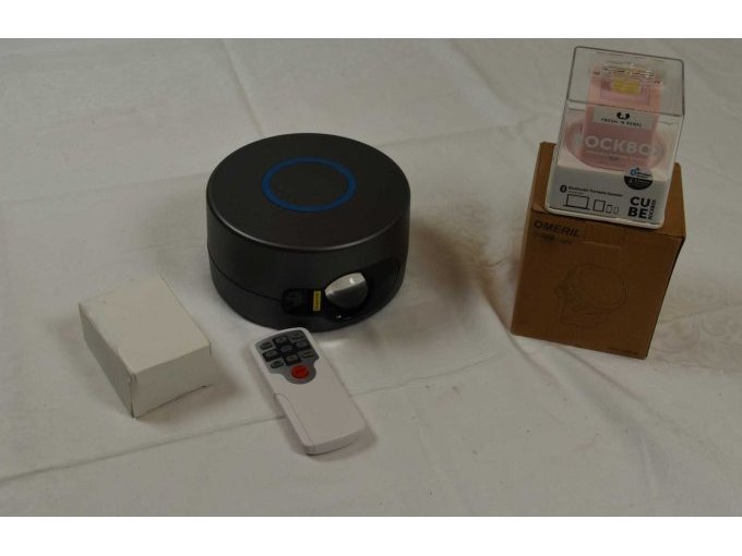 1 Laser Projektor „RoHS“ mit Fernbedinung (ohne Verpackung und Anleitung), 1 Disco-Kugel „Omeril“ und 1 Bluetooth Speaker “Rockbox”