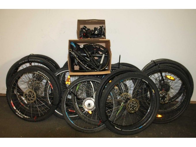 1 Mischposten 71-teilig Fahrradteile wie Räder, Leuchten u.w.