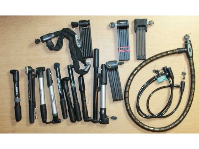 9 Fahrradschlösser und 10 Luftpumpen