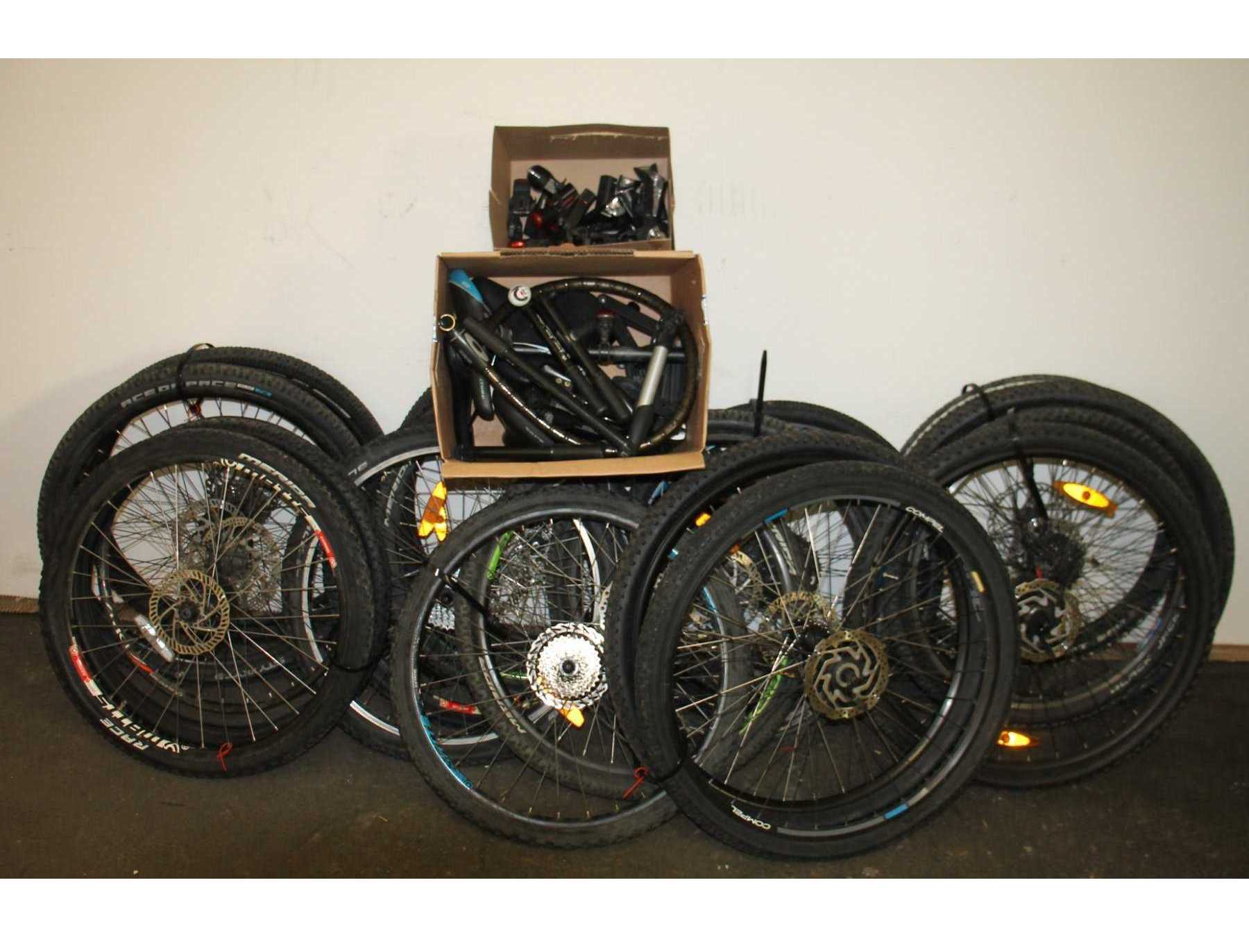 1 Mischposten 71-teilig Fahrradteile wie Räder, Leuchten u.w.