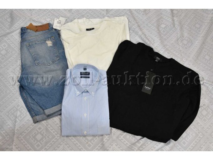 1 schwarzer Pullover „Smog", 1 kurze blaue Jeans "H&M", 1 gestreiftes Hemd „McEarl“ & 1 weißes T-Shirt „Smog“
