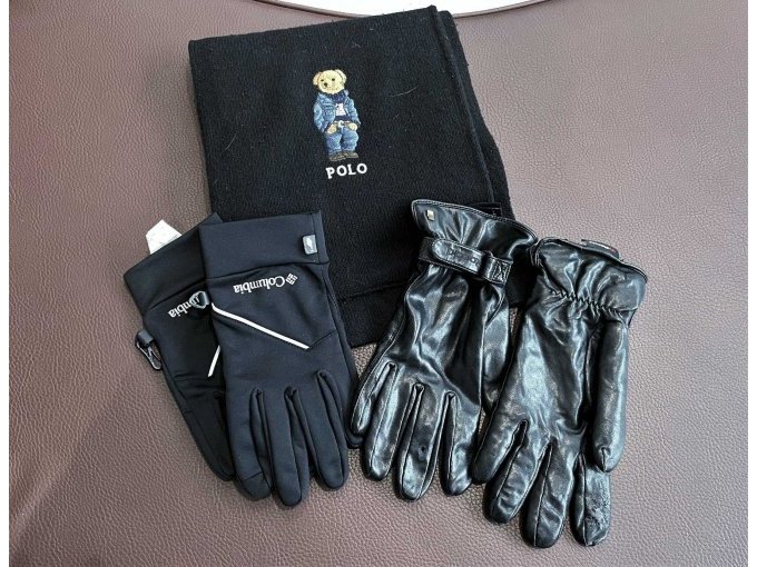 Schal, 2 Paar Handschuhe