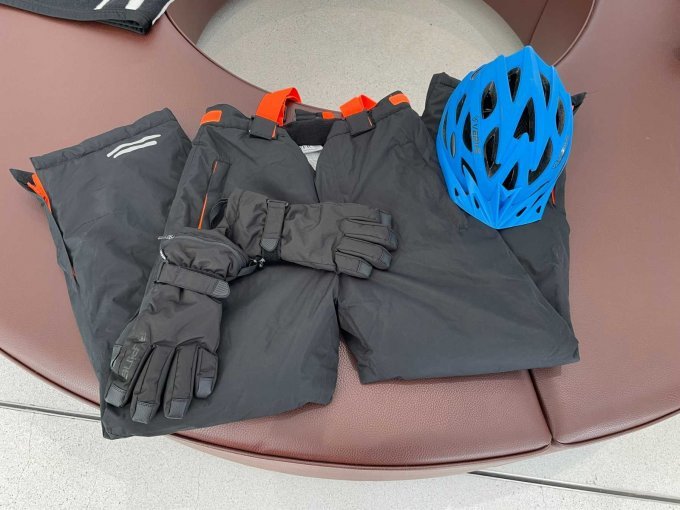 Schneehose, Helm,, Handschuhe