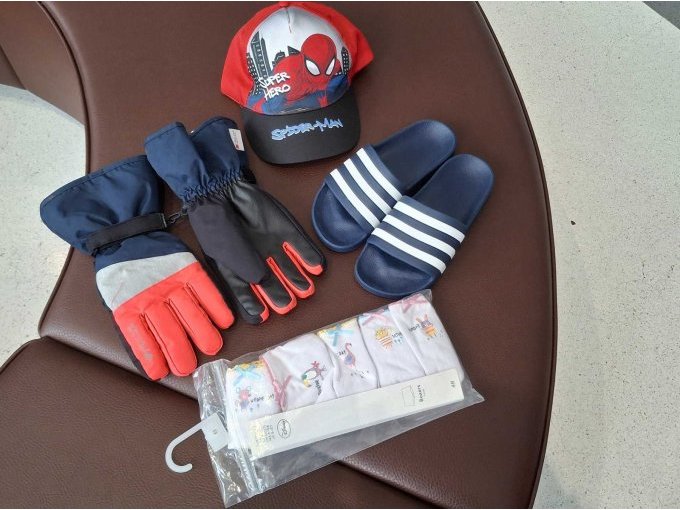 Schirmmütze, Handschuhe, Badeschuhe, Unterhosen