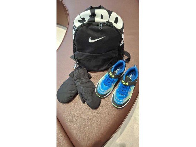 Rucksack, Turnschuhe, Handschuhe