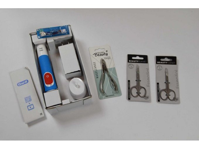 1 elektrische Zahnbürste „Braun“ Oral-B - ohne Verpackung & 3 Nagelscheren „Parsa“ & „Rossmann“