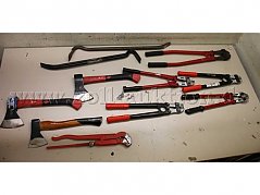 5 Bolzenschneider, 3 Äxte, 2 Stemmeisen und 1 Schraubenschlüssel