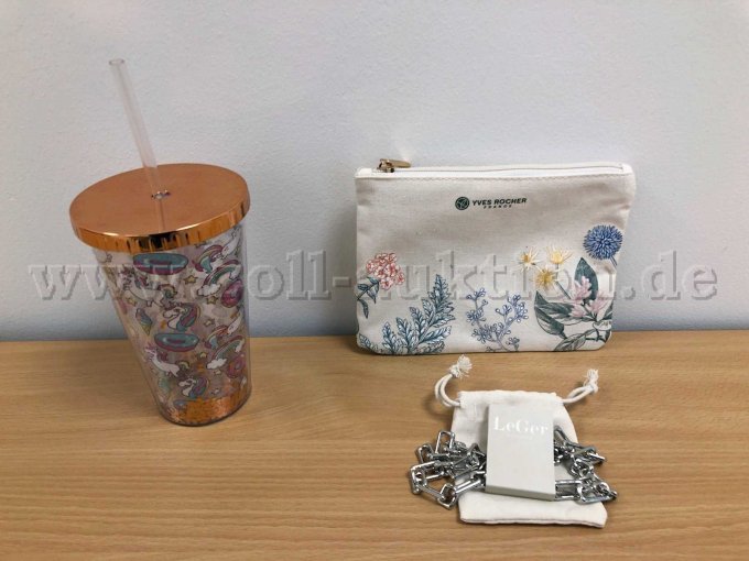 Trinkbecher mit Strohhalm, Kosmetiktäschchen von Yves Rocher, Halskette von LeGer (Modeschmuck, Material besteht aus recyceltem Zink)