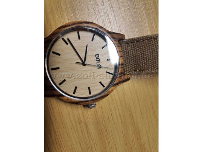 Armbanduhr aus Holz der Marke Dolfi Bild 2